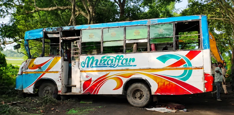 সাতসকালে মর্মান্তিক বাস দুর্ঘটনা! ঘটনাস্থলেই প্রাণ গেল কন্ডাক্টরের, আহত একাধিক