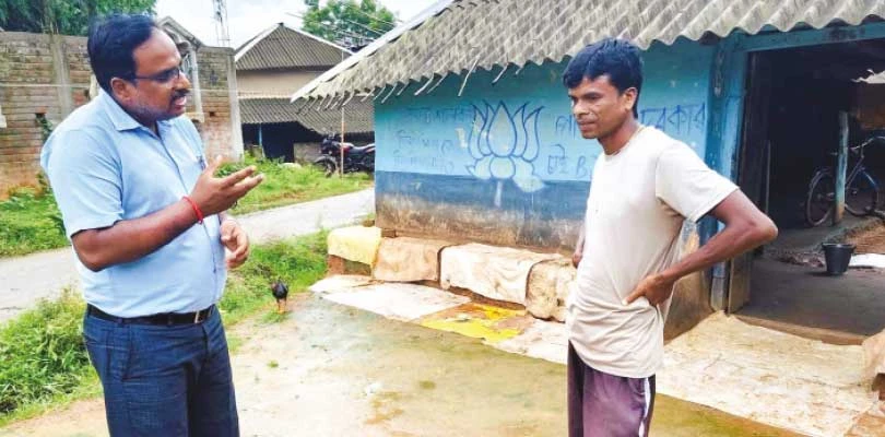 মোবাইলে আসক্ত পড়ুয়ারা স্কুলে আসে না, বাড়ি গিয়ে বোঝাচ্ছেন প্রধান শিক্ষক