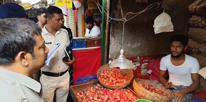 কালোবাজারি রুখতে বাজারে বাজারে পুলিশি অভিযান