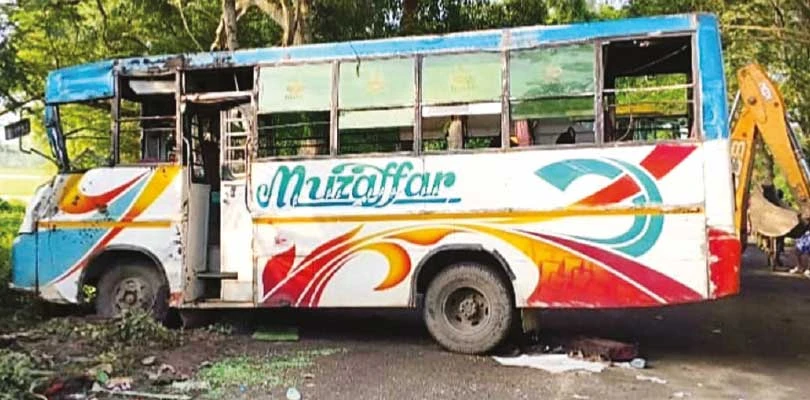সাতসকালে মন্দিরবাজারে বাস দুর্ঘটনায় মৃত এক, আহত ১১