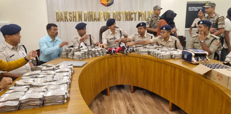 মালদহে টাকা উদ্ধার: টাকার পাহাড় নিয়ে বালুরঘাটে জেলা পুলিশ সুপারের অফিসে সাংবাদিক বৈঠক জেলা পুলিশের