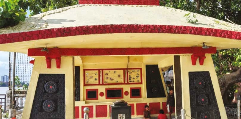 নিমতলায় কবিগুরুর সমাধি মন্দিরে আগাছার জট, চারদিকে আবর্জনায় ক্ষোভ দর্শনার্থীদের
