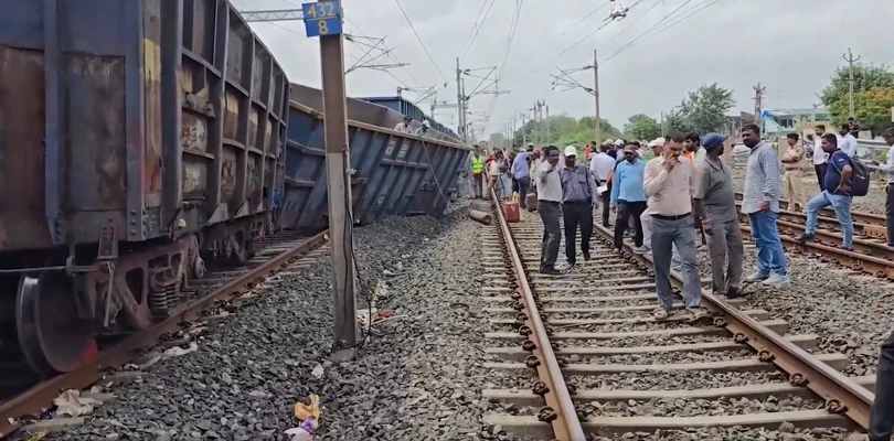 গুজরাতে মুম্বই-আমেদাবাদ রুটের আনন্দ রেলওয়ে স্টেশনের কাছে লাইনচ্যুত মালগাড়ি