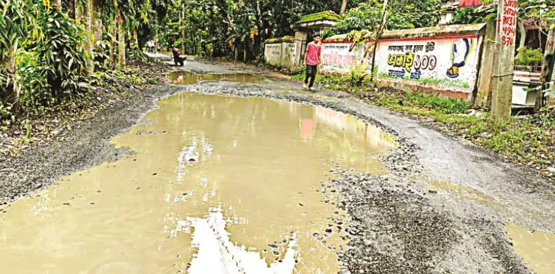 হাবড়ায় বছরের পর বছর রাস্তা বেহাল, বর্ষায় বাড়ছে ভোগান্তি
