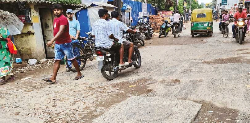 মতিলাল গুপ্ত রোড সারা বছরই ‘বেহাল’, বিরক্ত যাত্রী-বাসিন্দারা