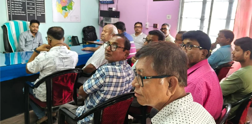 সোমবার ময়নাগুড়ি ব্লকের সার ব্যবসায়ীরা দীর্ঘক্ষণ বৈঠক করলেন ময়নাগুড়ি ব্লক কৃষি দপ্তরের আধিকারিকের সঙ্গে