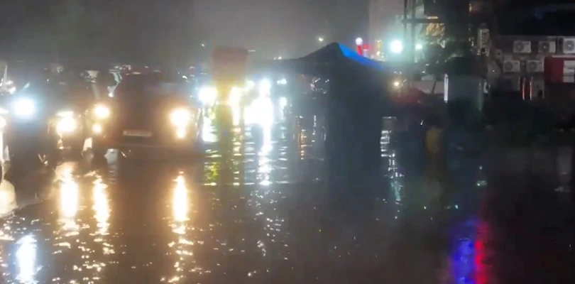 রাতে ভারী বৃষ্টির কারণে জলমগ্ন জয়পুর শহরের বিভিন্ন রাস্তা