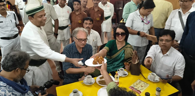 কলকাতা কফি হাউসে তসলিমা নাসরিন