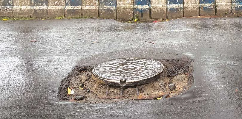 সল্টলেকের রাস্তায় ম্যানহোলের  পাশে গভীর গর্তের সংস্কার শুরু