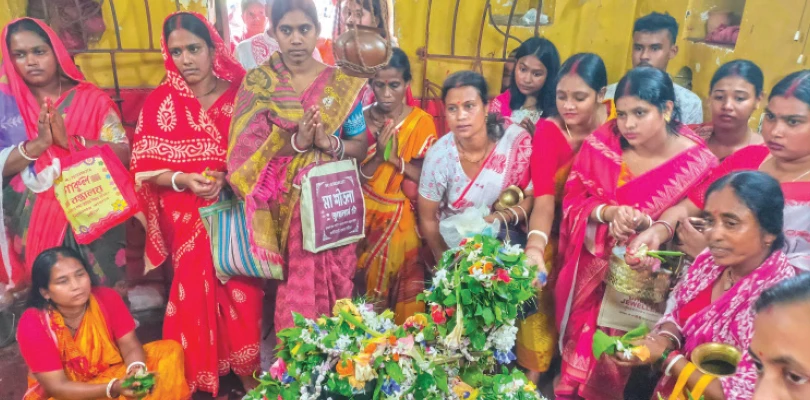 নদীয়ার রাজা রাঘব রায় প্রতিষ্ঠিত পাঁচ শতাব্দী প্রাচীন রাঘবেশ্বর শিবমন্দিরে ভক্তের ঢল