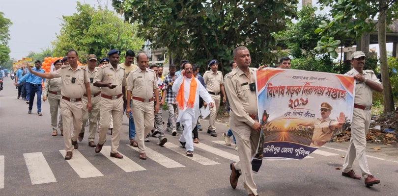 সড়ক নিরাপত্তা সপ্তাহ উপলক্ষে হলদিয়ার সিটি সেন্টার এলাকায় পুলিশের সচেতনতা পদযাত্রা