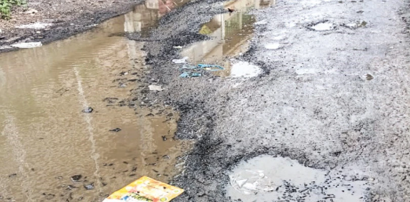 শ্যামপুর থেকে ধুমদা ব্রিজ পর্যন্ত রাস্তা ভরেছে গর্তে, দুর্ঘটনার কবলে পড়ুয়ারা