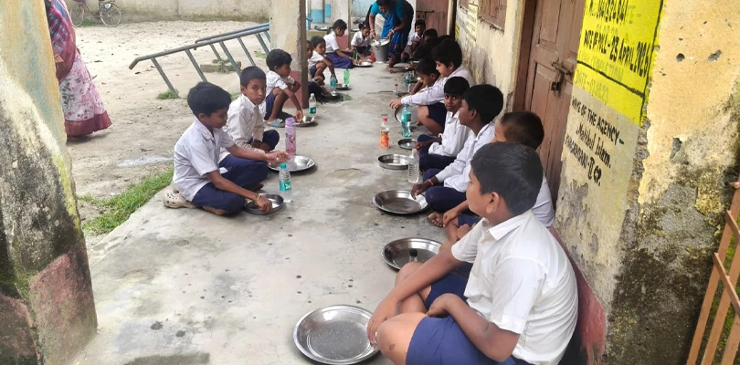 এক ছাদের তলায় গবাদি পশু ও পড়ুয়া, চরম দুর্দশায় ভুগছে এই স্কুল