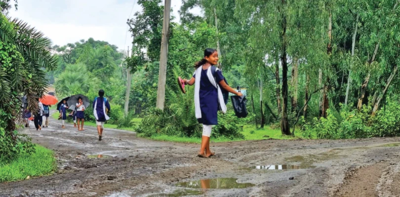 বেপরোয়া ডাম্পারের ভয়! ‘মরণফাঁদ’ রাস্তায় জুতো হাতেই স্কুলে পড়ুয়ারা