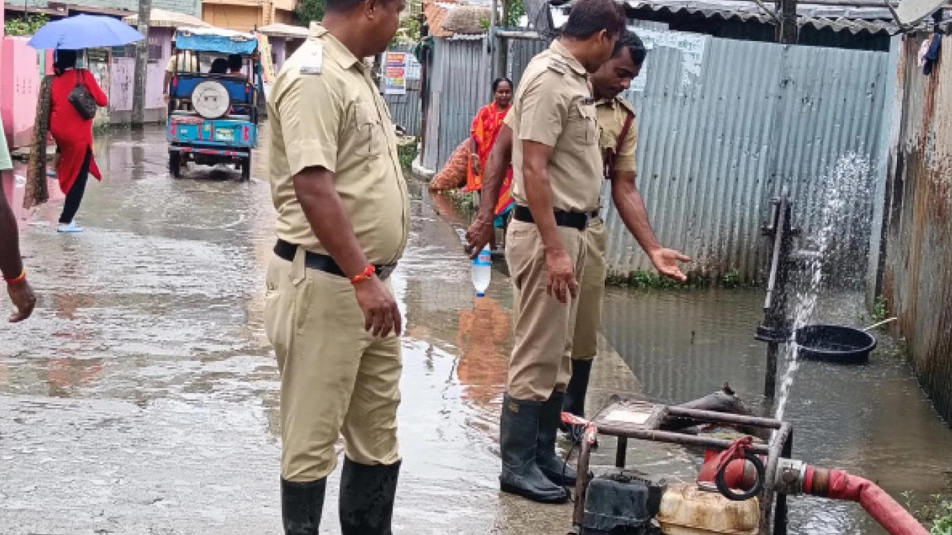 রায়গঞ্জ: মন্ত্রীর পাড়ায় জমা জল পরিষ্কারে এল দমকল