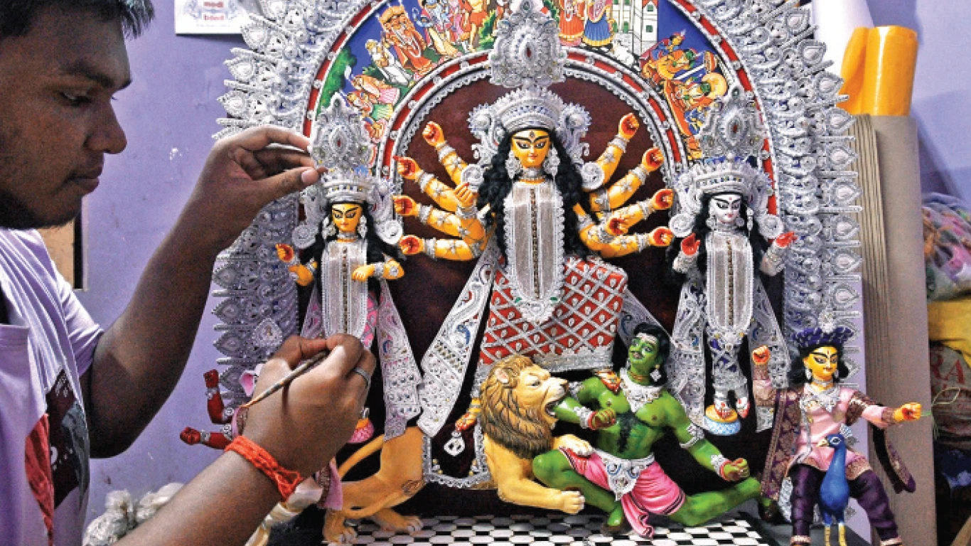 তিন তরুণের তৈরি ২৭ ইঞ্চির দুর্গা প্রতিমা প্রশংসিত শিল্পীমহলে, পাড়ি দেবে নয়াদিল্লি