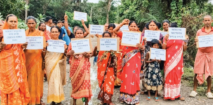 বেহাল রাস্তা মেরামতির দাবি, হিঙ্গলগঞ্জে বিক্ষোভ