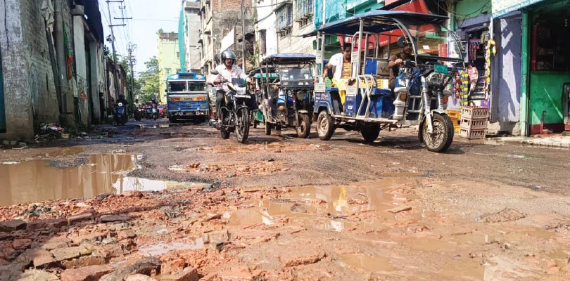 বর্ষায় হাওড়াজুড়ে অধিকাংশ রাস্তাই মরণফাঁদ, প্যাচওয়ার্কের কাজ শুরু