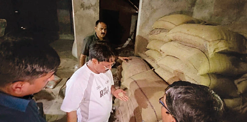 অভিযোগ পেয়েই রেশন দোকানে  অভিযান, গরমিল দেখে ক্ষুব্ধ মন্ত্রী