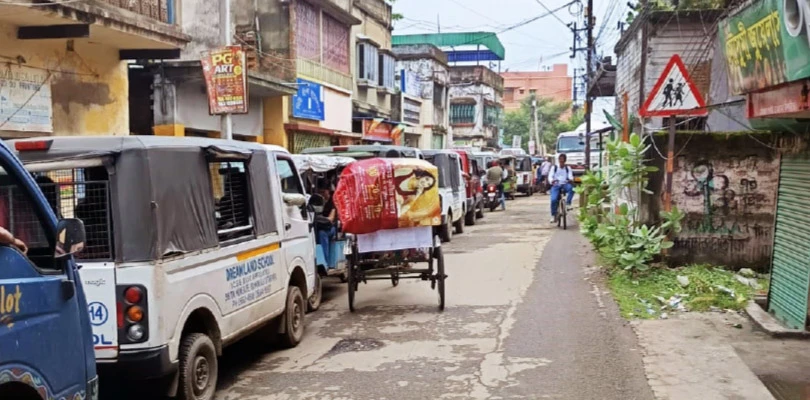 উত্তরপাড়ার টিএন মুখার্জি রোডে অফিস  টাইমে নিত্য যানজট, নির্বিকার প্রশাসন