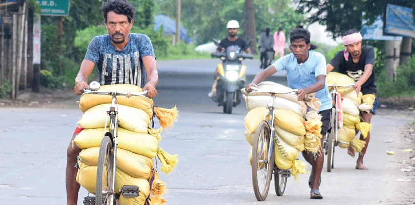 প্রশাসনের নির্দেশ অমান্য করেই বাঁকুড়ায় চলছে দেদার বালি পাচার