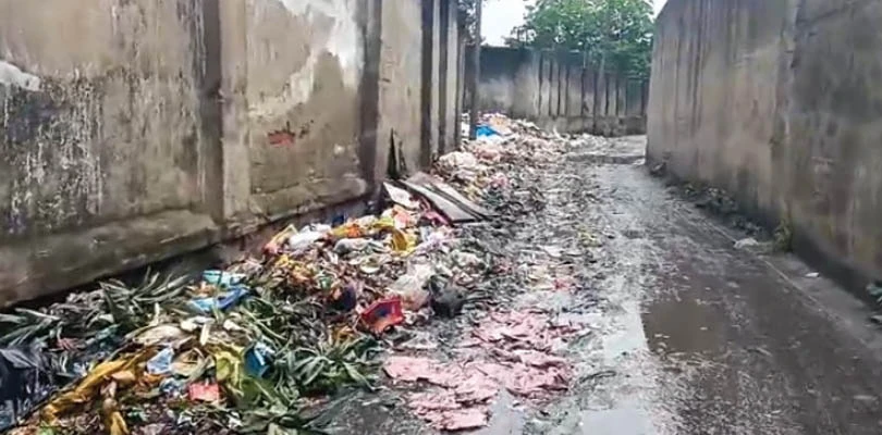 লিলুয়ায় স্কুলের সামনেই জঞ্জালের স্তূপ, পথ অবরোধ-বিক্ষোভ অভিভাবকদের