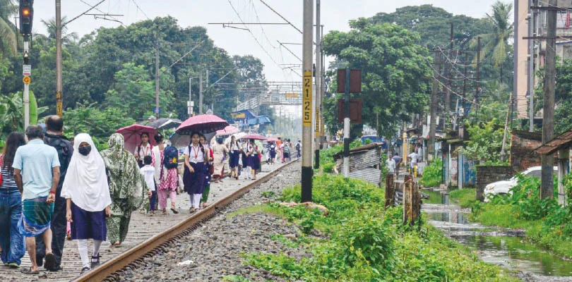 মল্লিকপুর স্টেশন লাগোয়া রাস্তা জলমগ্ন, লাইন ধরে যাত্রা
