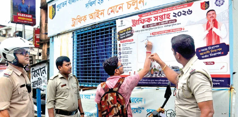 ‘অঙ্গীকার করছি, ট্রাফিক নিয়ম মানব’,  গাড়ি থামিয়ে ‘মুচলেকা’ দিতে হচ্ছে চালকদের