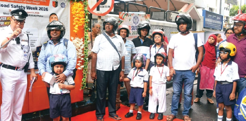 হেলমেট পরে মিলল ‘দায়িত্বপূর্ণ চালক’ তকমা, সঙ্গে উপহারও! পথ নিরাপত্তার অভিনব প্রচার পুলিশের