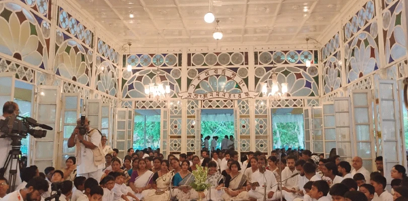 আজ বাইশে শ্রাবণ রবীন্দ্রনাথের প্রয়াণ দিবসে শান্তিনিকেতনে উপাসনা গৃহে শুরু হল উপাসনা