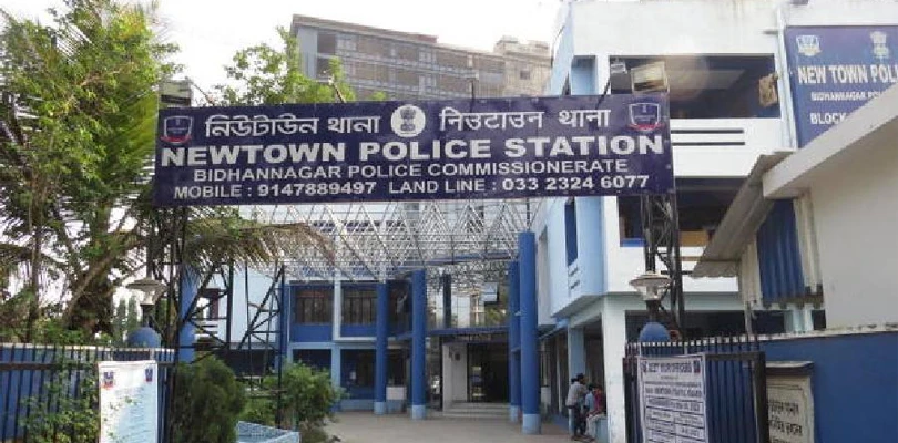 আস্ত নিউটাউন থানা চলছে অন্য পুলিশ স্টেশন এরিয়ায়