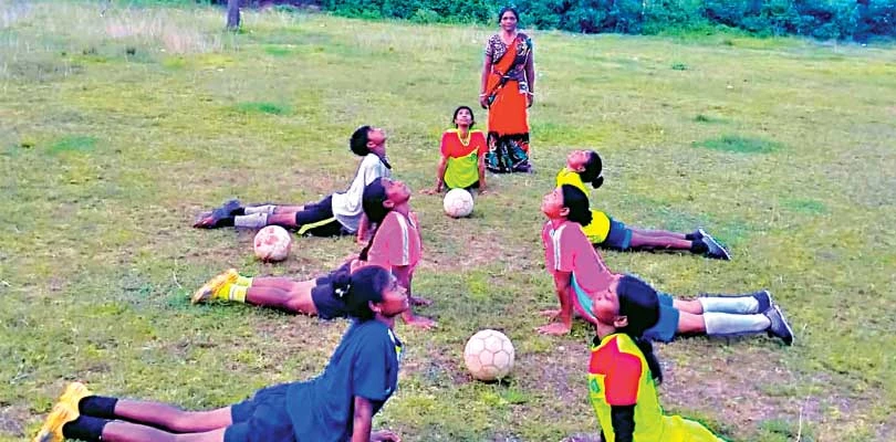 কোমরে শাড়ির আঁচল গুঁজে ফুটবলার গড়ছেন বড়োমা