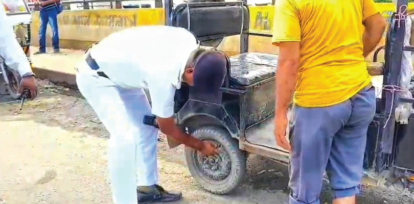হাইওয়েতে টোটো-ভ্যান নিষিদ্ধ হতে  হাওড়ায় কঠোর পুলিশ, সরল স্ট্যান্ড, নিয়ম না মানলেই খুলে দেওয়া হচ্ছে চাকার হাওয়া