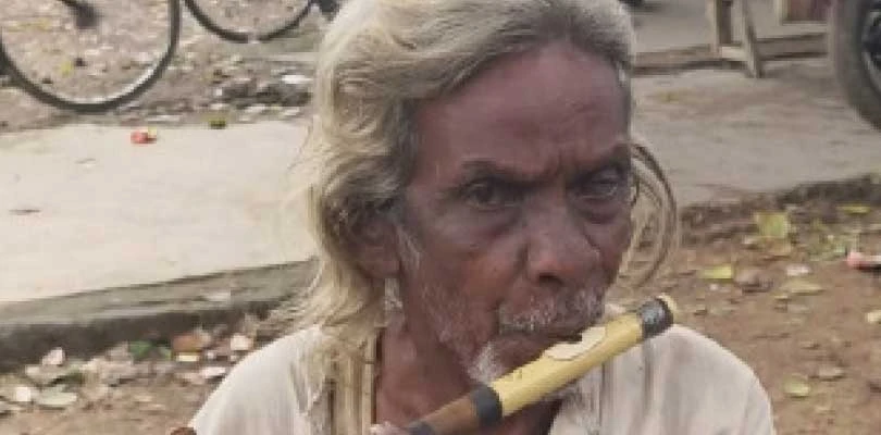 ছানি চোখে আঁধারে ভুবন! বাঁশির সুরে জীবনের আলো খোঁজেন বৃদ্ধ গুরুপদ