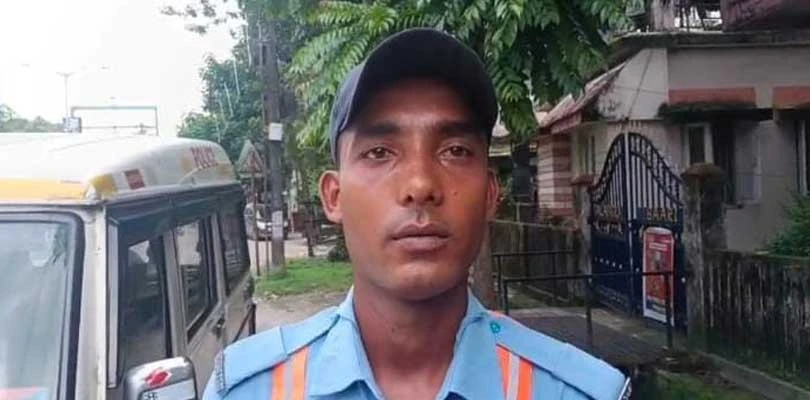 নদীতে ঝাঁপ দেওয়া মহিলাকে বাঁচিয়ে পুরস্কৃত সিভিক ভলান্টিয়ার