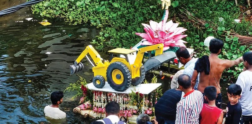 ‘শালেভরে’ এবার বুলডোজার সংস্কৃতি, সাঁকরাইলে ১২০ বছরের গাজন উৎসবে ঐতিহ্যের সঙ্গে সাম্প্রতিক ছবির মিশেল