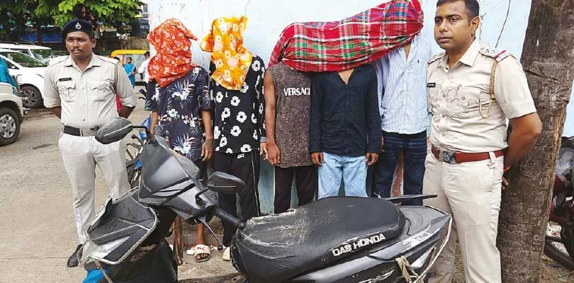 বারুইপুর বাইপাস থেকে স্কুটার ছিনতাইয়ের ঘটনায় গ্রেপ্তার ৫