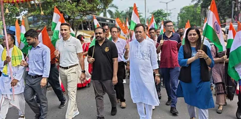 স্বাধীনতা দিবসের আগে প্রতি ঘরে তেরঙ্গা কর্মসূচির অঙ্গ হিসাবে সোমবার সকালে জলপাইগুড়িতে বিধায়ক অনন্তদেব অধিকারীর নেতৃত্বে  অনুষ্ঠিত হল তেরঙ্গা র‌্যালি