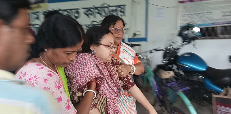 পঞ্চায়েতে আস্থা ভোট ঘিরে তুমুল উত্তেজনা, হাতাহাতিতে ছিঁড়ল রেজ্যুলিউশন খাতা