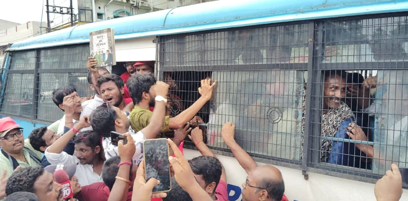 আসানসোলে মীনাক্ষী মুখোপাধ্যায় সহ সিপিএম নেতৃত্বকে গ্রেপ্তার করল পুলিশ