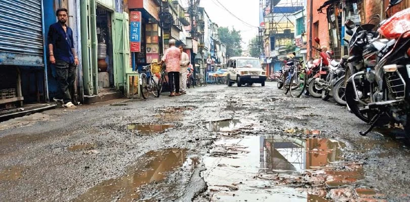 চুঁচুড়ায় সব রাস্তাই বেহাল,  ক্ষুব্ধ পথচারী, ব্যবসায়ী থেকে টোটোচালক