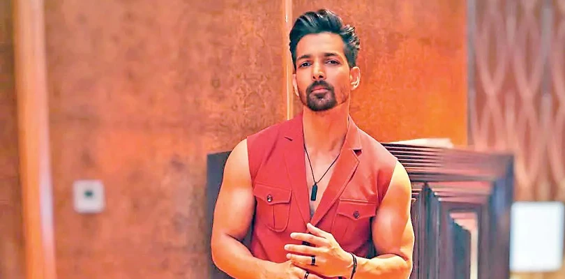 পুলিশের ভূমিকায় হর্ষবর্ধন