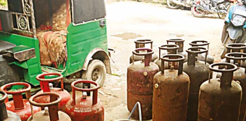 রান্নার গ্যাস কাটাই করে অটোয়, নিউটাউনে উদ্ধার ২২টি সিলিন্ডার