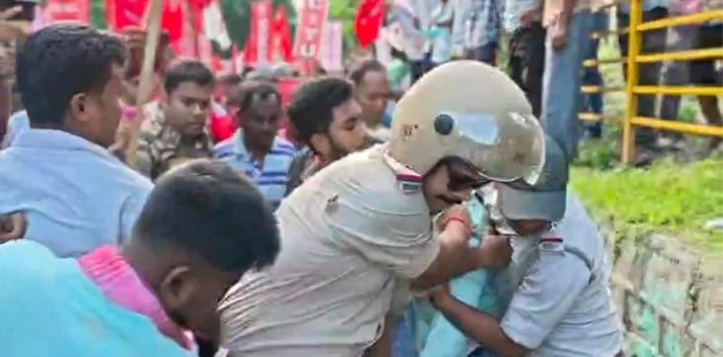 বামেদের জেল ভরো কর্মসূচি ঘিরে জলপাইগুড়িতে ধুন্ধুমার, জেলাশাসক কার্যালয়ের সামনে পুলিশের সঙ্গে ব্যাপক ধস্তাধস্তি