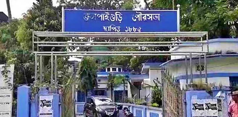 মধ্যরাতে ইস্তফা ভাইস চেয়ারম্যানের, আরও সংকটে সৈকত, জলপাইগুড়িতে লাটে নাগরিক পরিষেবা
