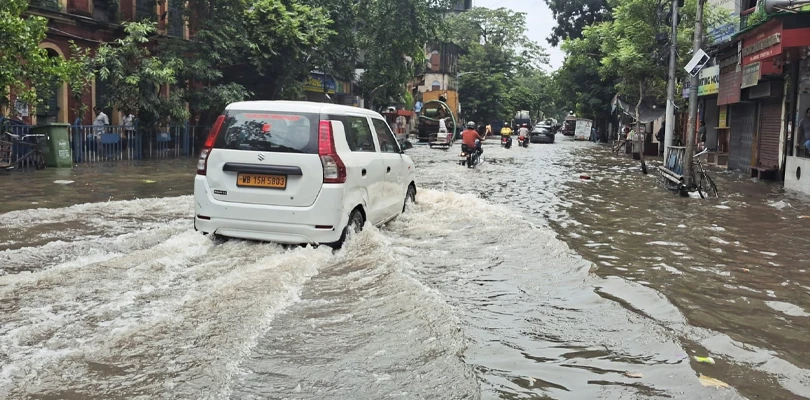 জলমগ্ন মধ্য কলকাতার রামমোহন সরণি, নাজেহাল নিত্য যাত্রীরা