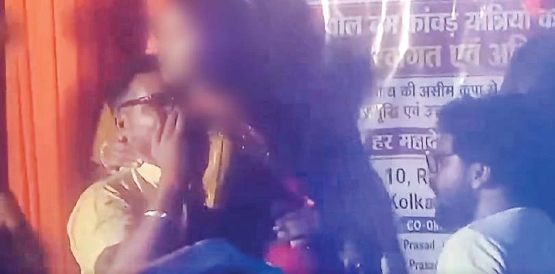শিব ভক্তদের ‘সেবা’ শিবিরে মহিলা নর্তকী, কোলে তুলে অশ্লীল নাচ বিজেপি নেতা-কর্মীদের