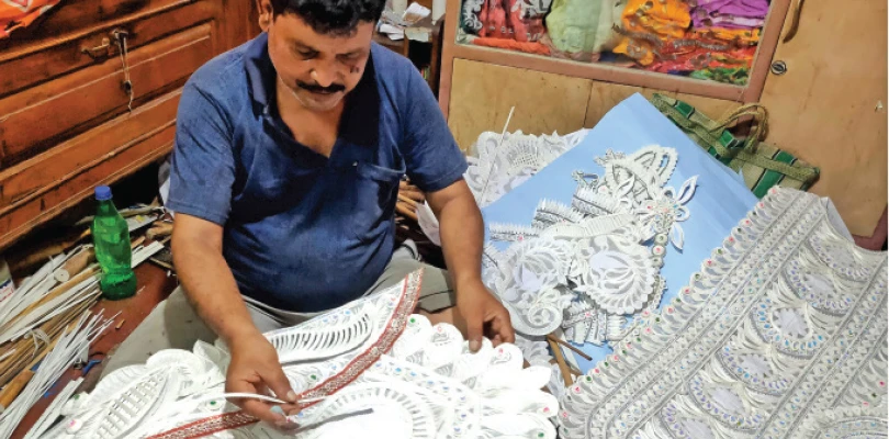 নতুন প্রজন্ম আগ্রহ হারিয়েছে কৃষ্ণনগরে অবলুপ্তির পথে শোলা শিল্প