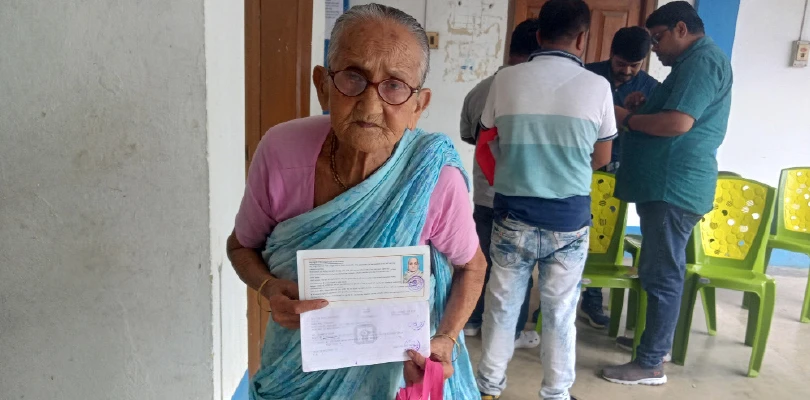 পুরাতন মালদহ: বার্ধক্য, প্রতিবন্ধী ভাতা অমিল, পুরসভায় এসে ক্ষোভ বয়স্কদের