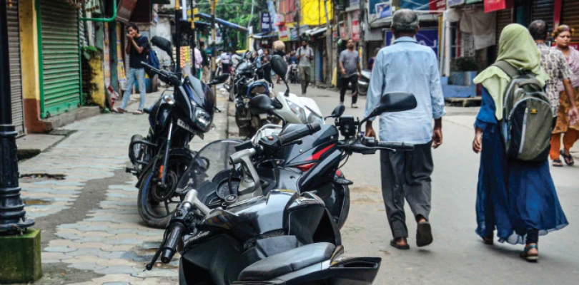 বেআইনি পার্কিংয়ের রমরমা বারুইপুর শহরে, ফুটপাতেই বাইক-অটো স্ট্যান্ড